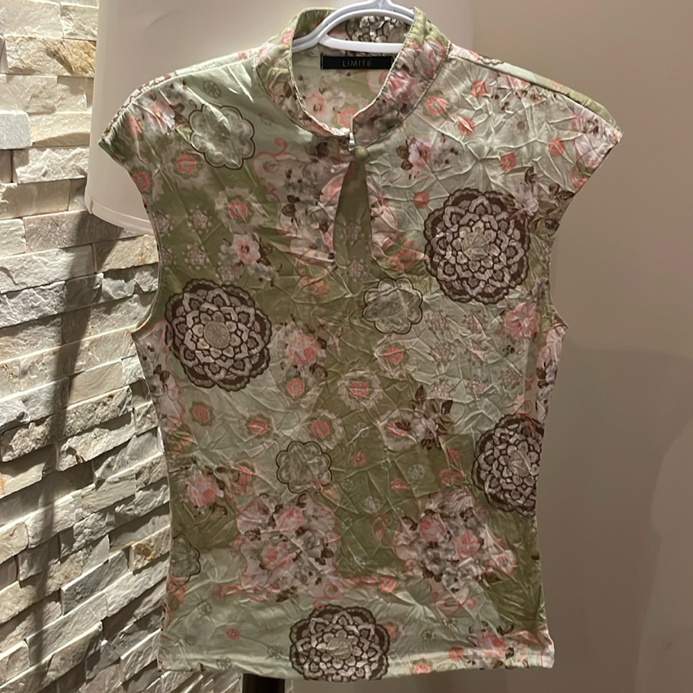 Limite Cut off sleeve top